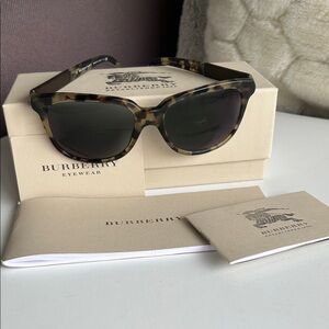 Burberry Sunglasses B4157 56/17/140